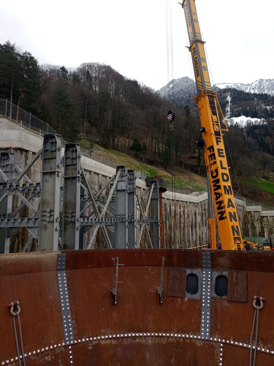 Stahlbau am Hang mit Autokran – ProMontagen AG